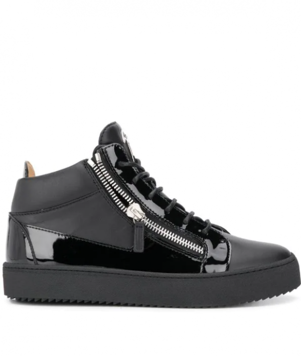 Sneaker high-top dengan detail zipper di sisi